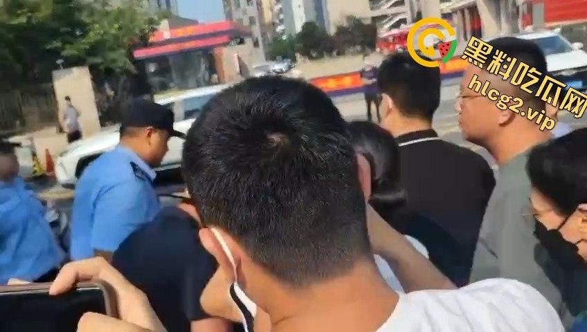 青岛李沧区圣德心脑血管医院迁建引发抗议,家长怒骂警察直接被捕!-9