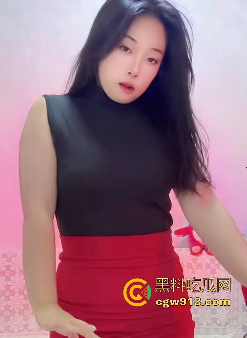 快手网红【草莓味的小可乐】私密视频流出,御姐气质风情万种,性感舞姿令人目不转睛!-4