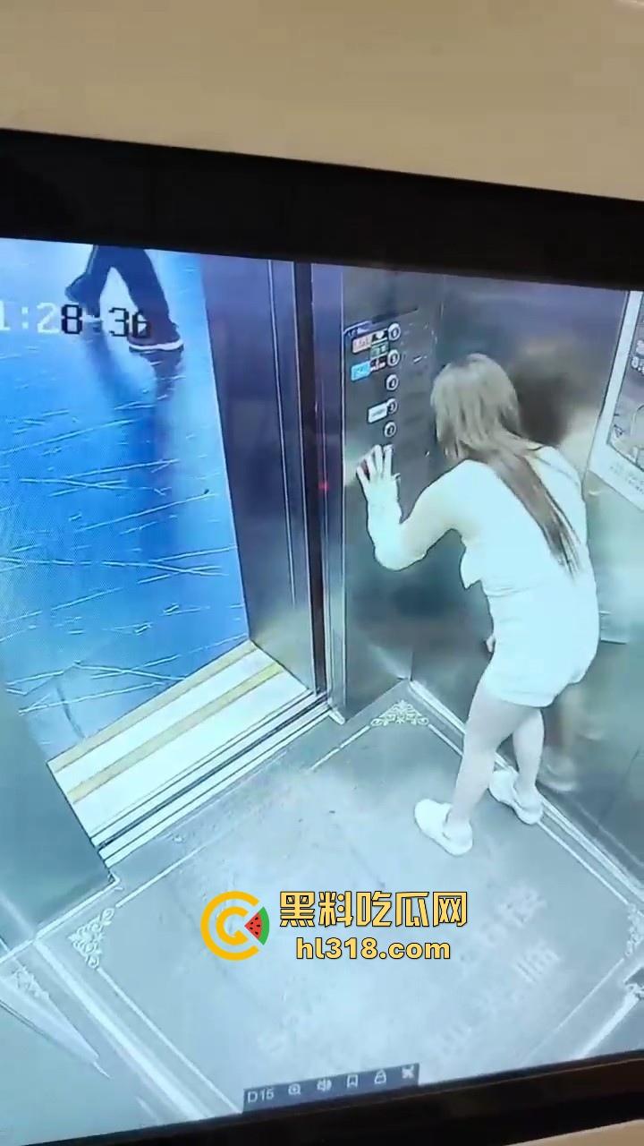 憋不住了!温州极品美女电梯放尿,看出来很急,脱下裤子就尿,还用手玩尿,监控拍的清清楚楚!-1