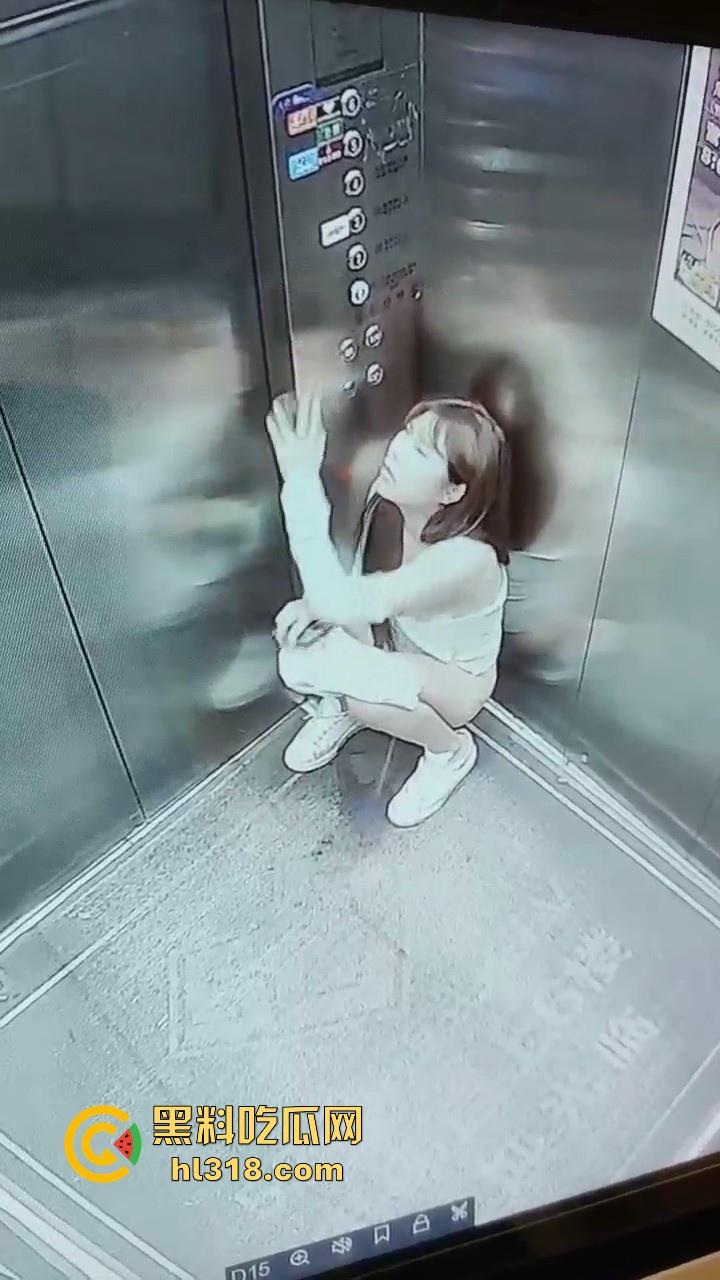 憋不住了!温州极品美女电梯放尿,看出来很急,脱下裤子就尿,还用手玩尿,监控拍的清清楚楚!-4