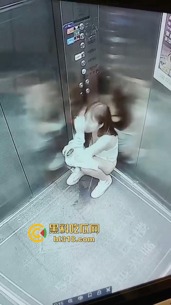 憋不住了!温州极品美女电梯放尿,看出来很急,脱下裤子就尿,还用手玩尿,监控拍的清清楚楚!-5