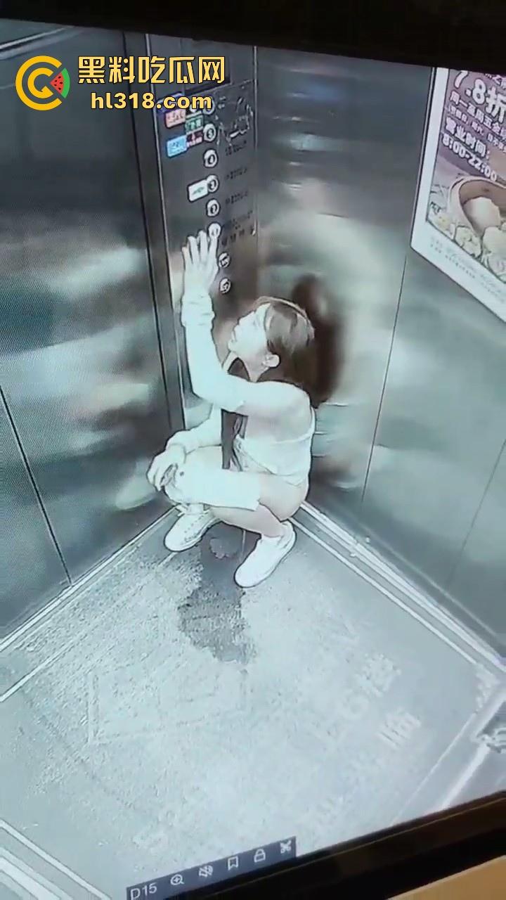 憋不住了!温州极品美女电梯放尿,看出来很急,脱下裤子就尿,还用手玩尿,监控拍的清清楚楚!-6