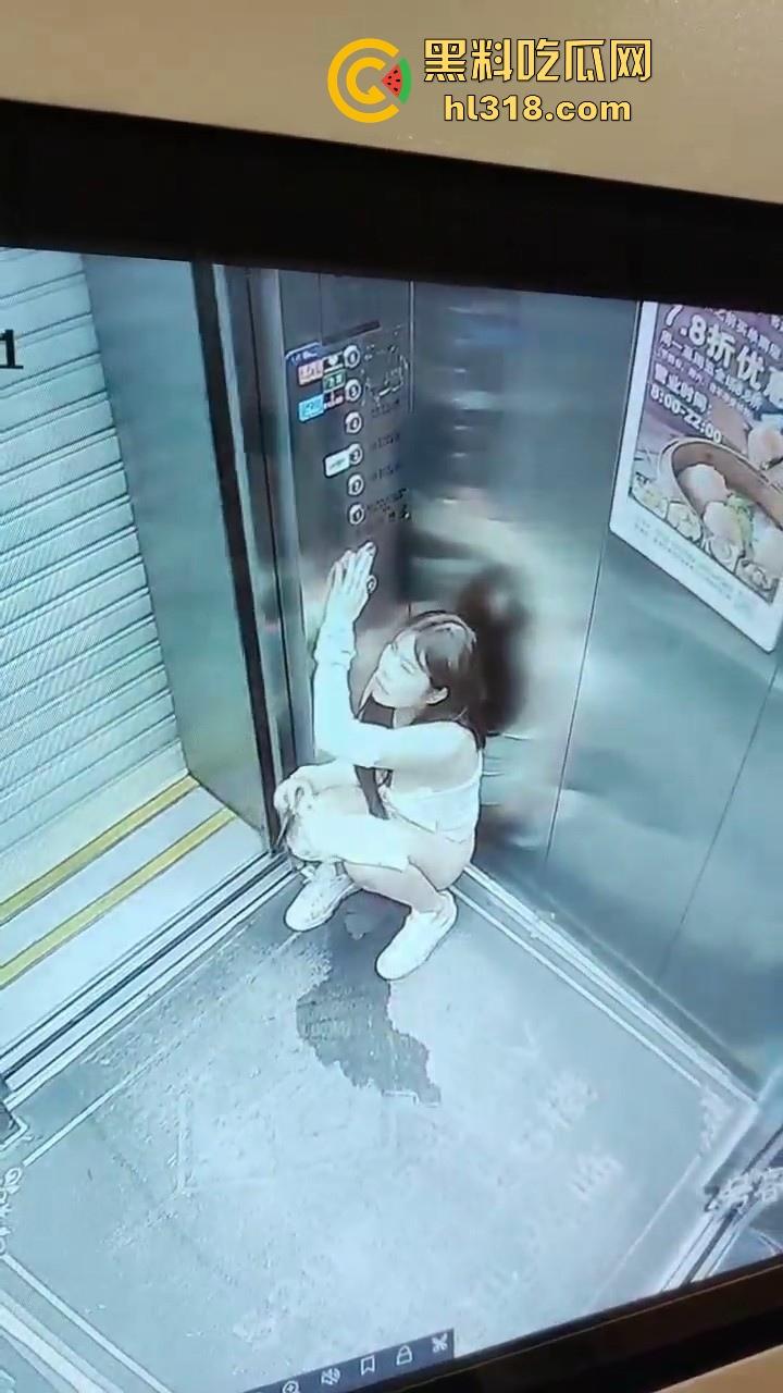 憋不住了!温州极品美女电梯放尿,看出来很急,脱下裤子就尿,还用手玩尿,监控拍的清清楚楚!-7