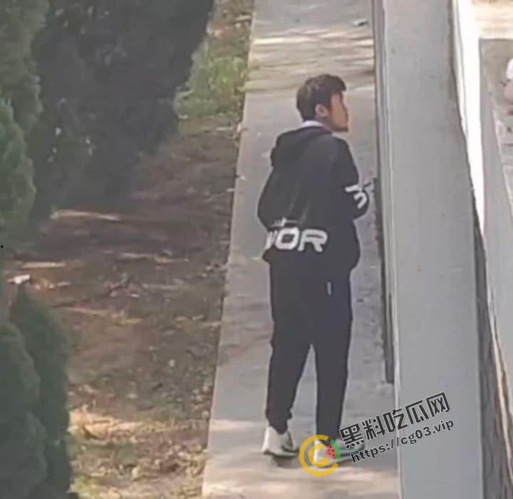 山东外事学院 一男学生偷内裤 精挑细选一条红色大妈裤 被楼上女生拍下曝光 校园群里疯传-6