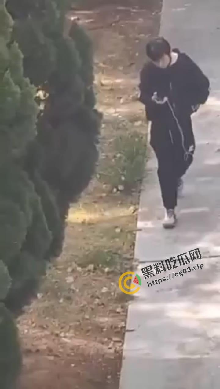 山东外事学院 一男学生偷内裤 精挑细选一条红色大妈裤 被楼上女生拍下曝光 校园群里疯传-7