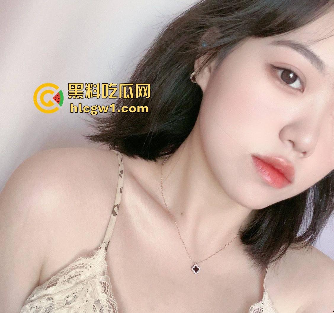 东北哈尔滨学生妹【佐琳】出租房黑丝私拍，光滑白腿配肥美翘臀，玩得骚得水流满床！-2