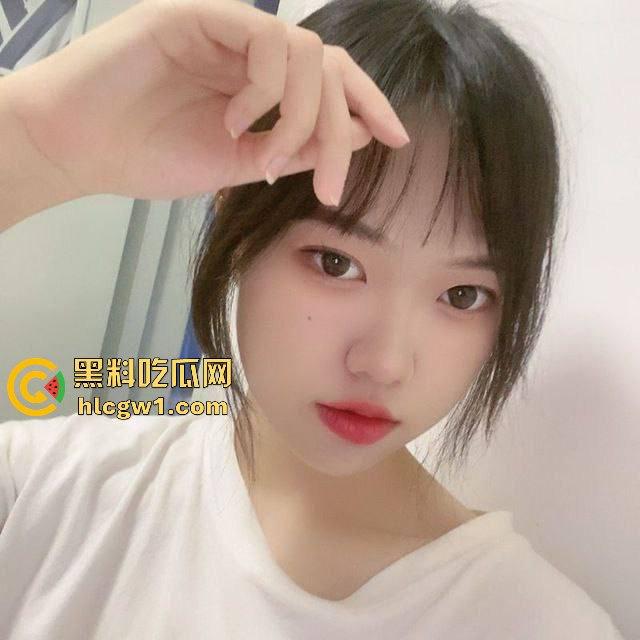 东北哈尔滨学生妹【佐琳】出租房黑丝私拍，光滑白腿配肥美翘臀，玩得骚得水流满床！-5