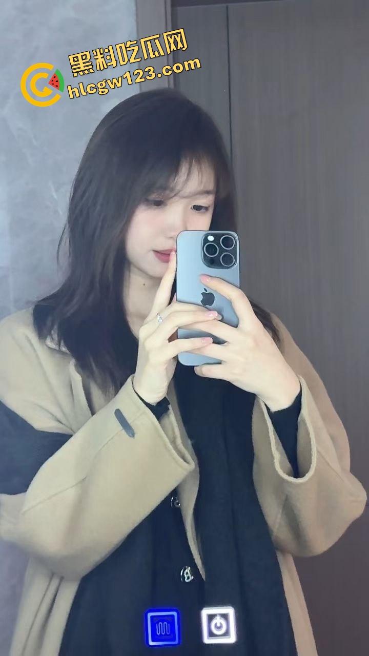 南宁炮王吃姐妹花吃上瘾,双飞两颗奶,鲍鱼拼盘天天不重样奶香鲍滑爽到爆,就是丝袜颜色太拉了!-1