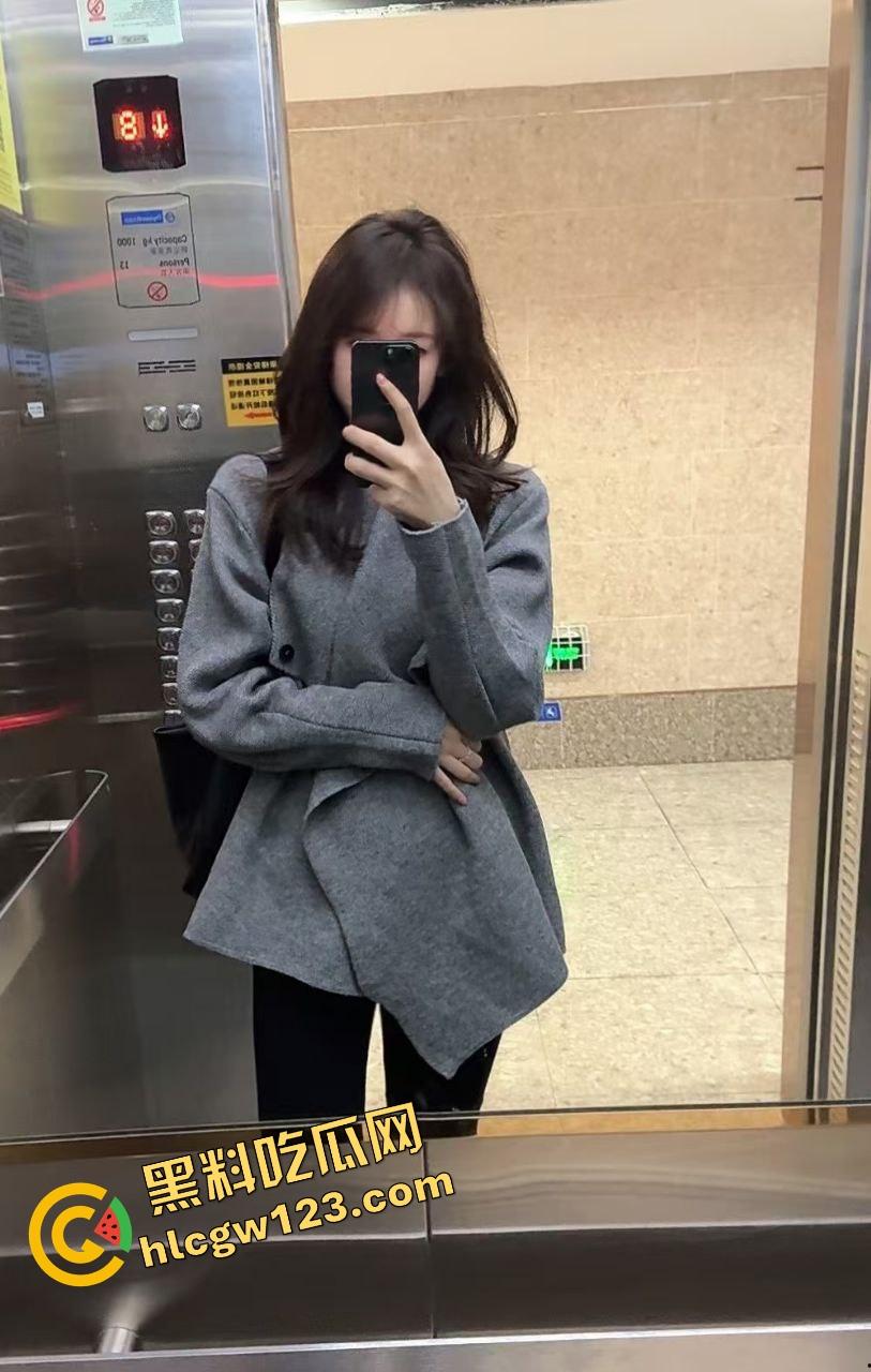 南宁炮王吃姐妹花吃上瘾,双飞两颗奶,鲍鱼拼盘天天不重样奶香鲍滑爽到爆,就是丝袜颜色太拉了!-2