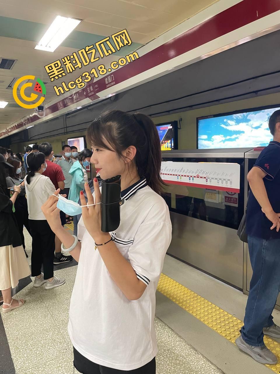 西安培华学院『赵露媛』火车上撕烂牛仔裤被爆操,女大坐车出游直接坐上男友鸡巴,全程自拍记录高潮表情!-1