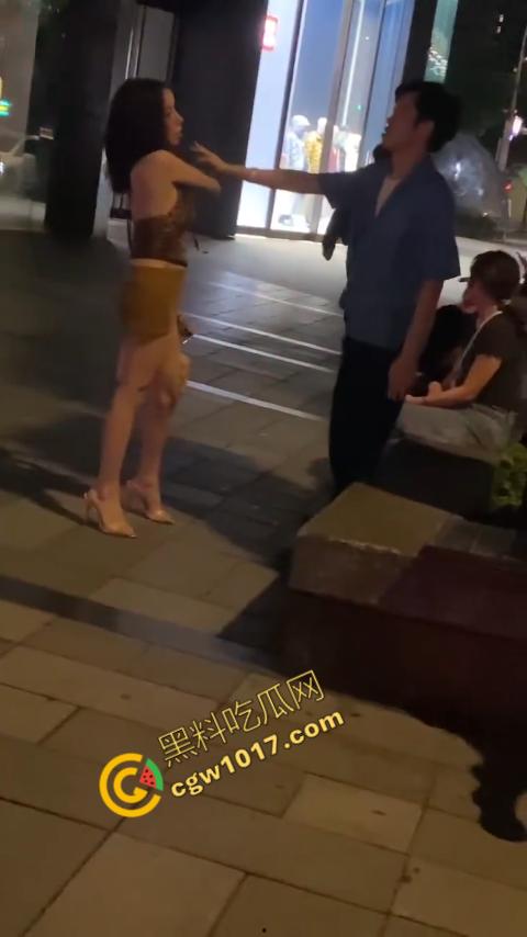 台湾街头剧烈撕逼!台男街头怒打泰国人妖,拳脚横飞,人妖身材火辣,群众狂呼,场面炽热-10