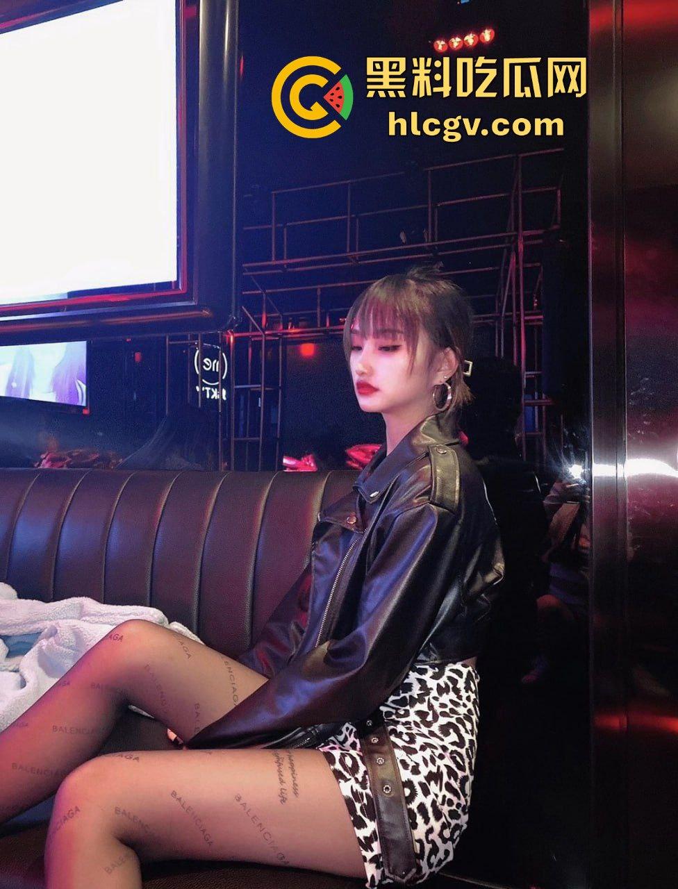 瓜友爆料炮友【李雪】御姐风!长腿平底鞋撩人,天生炮架子扛起来框框猛操!-1