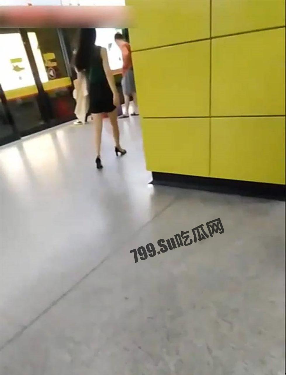 户外顶臀 强制顶射摸臀 当着男友的面 顶射气质美女!-2