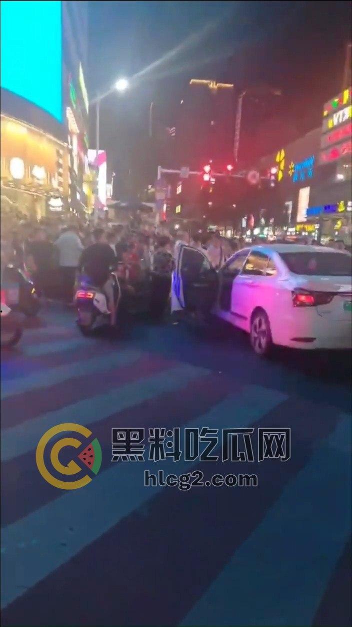 长沙五一广场惨剧真相大揭秘,网约车司机清理后座失控撞伤8人——酒驾毒驾排除,网约车司机到底干了什么-8