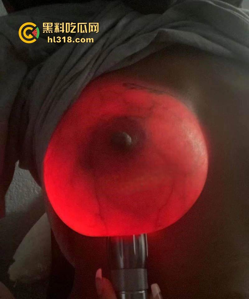 教大家如何分辨假胸,其实假胸跟灯罩一个道理,打灯上去就会完全透,宛如一个宇宙飞船!-3