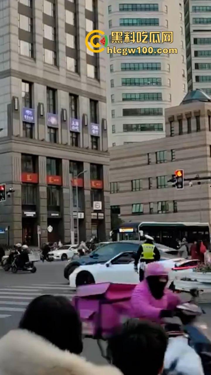 上海武康路成网红富人聚集地豪车炸街 现场派发红包引路过行人蜂拥争抢 打开竟是代金券?-1