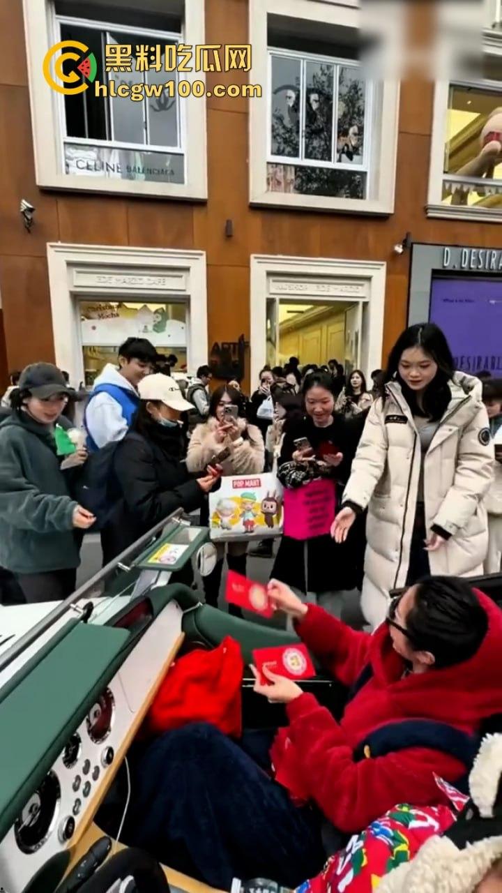 上海武康路成网红富人聚集地豪车炸街 现场派发红包引路过行人蜂拥争抢 打开竟是代金券?-3