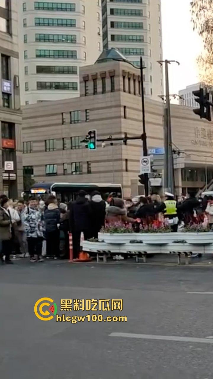 上海武康路成网红富人聚集地豪车炸街 现场派发红包引路过行人蜂拥争抢 打开竟是代金券?-4