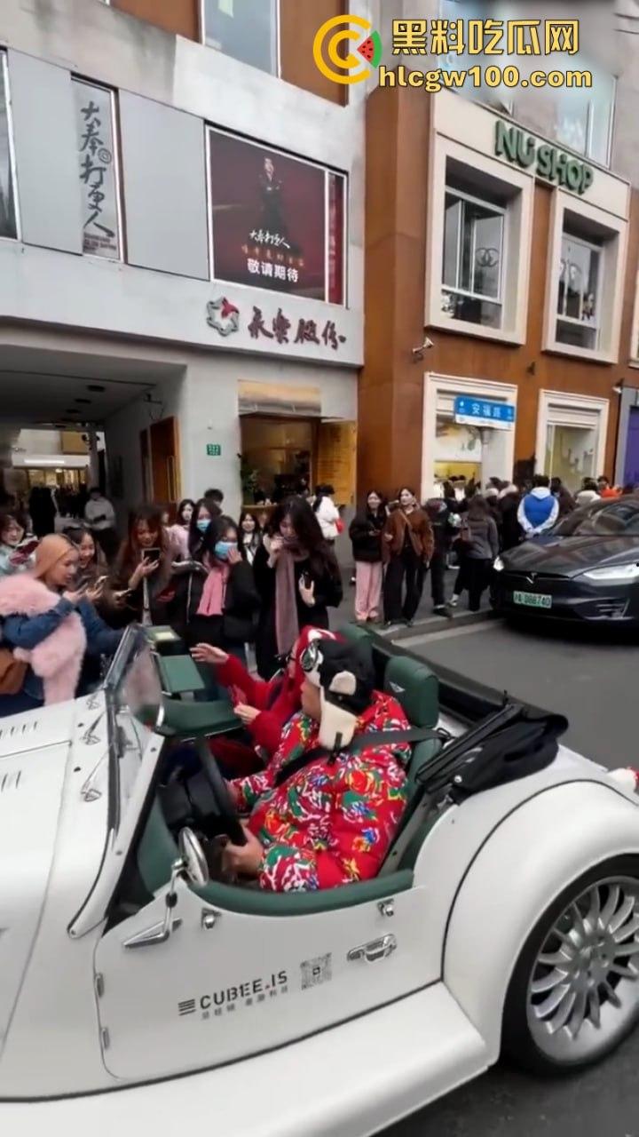 上海武康路成网红富人聚集地豪车炸街 现场派发红包引路过行人蜂拥争抢 打开竟是代金券?-6