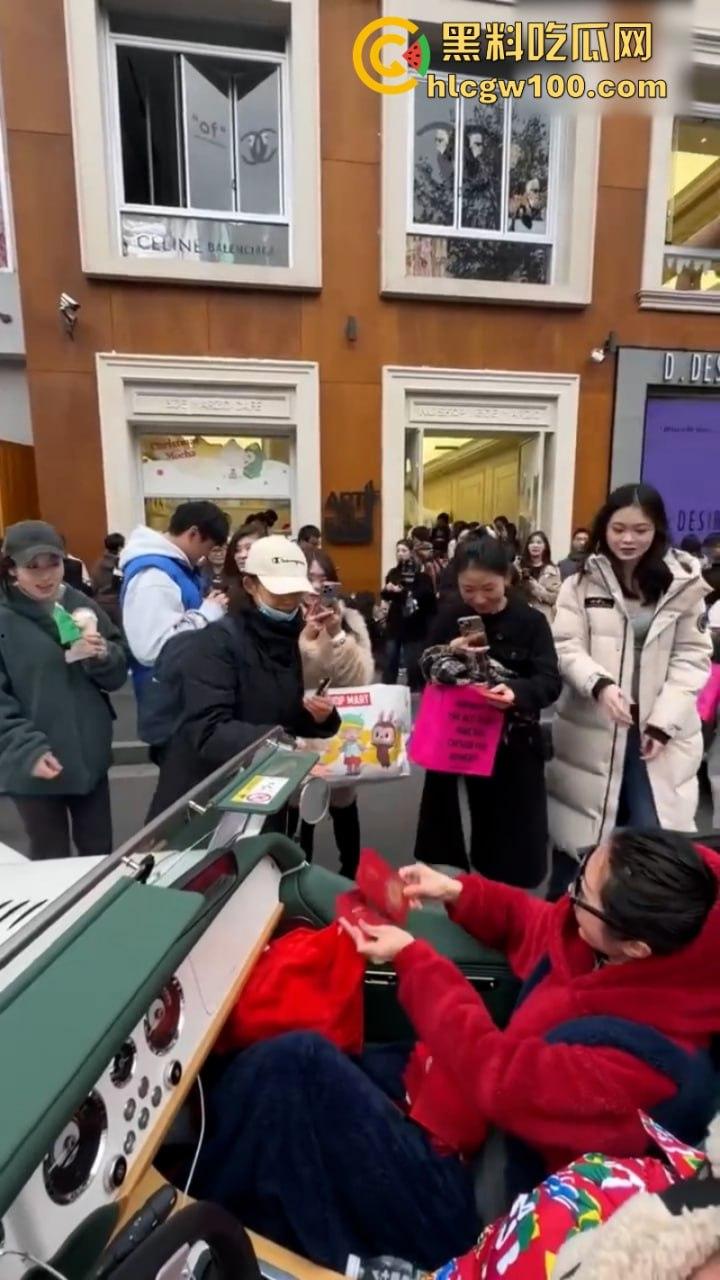 上海武康路成网红富人聚集地豪车炸街 现场派发红包引路过行人蜂拥争抢 打开竟是代金券?-8