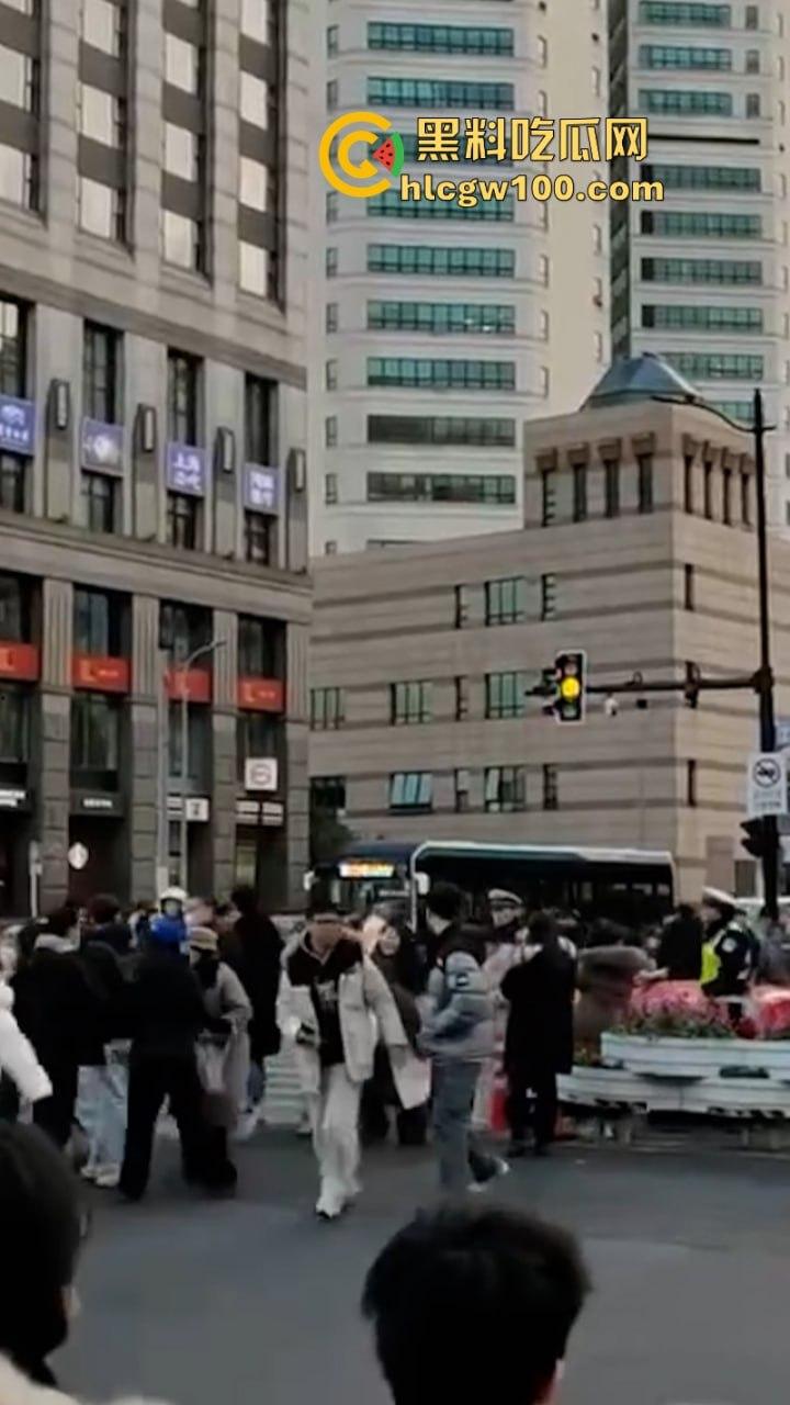 上海武康路成网红富人聚集地豪车炸街 现场派发红包引路过行人蜂拥争抢 打开竟是代金券?-9