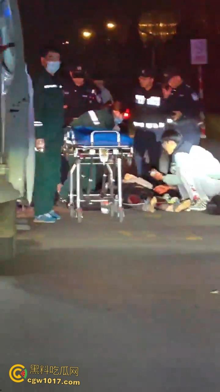 自古奸情出人命,山西文化旅游职业大学,一女子持刀杀害渣男和小三,双双倒地当场一命呜呼盖白布 !-1