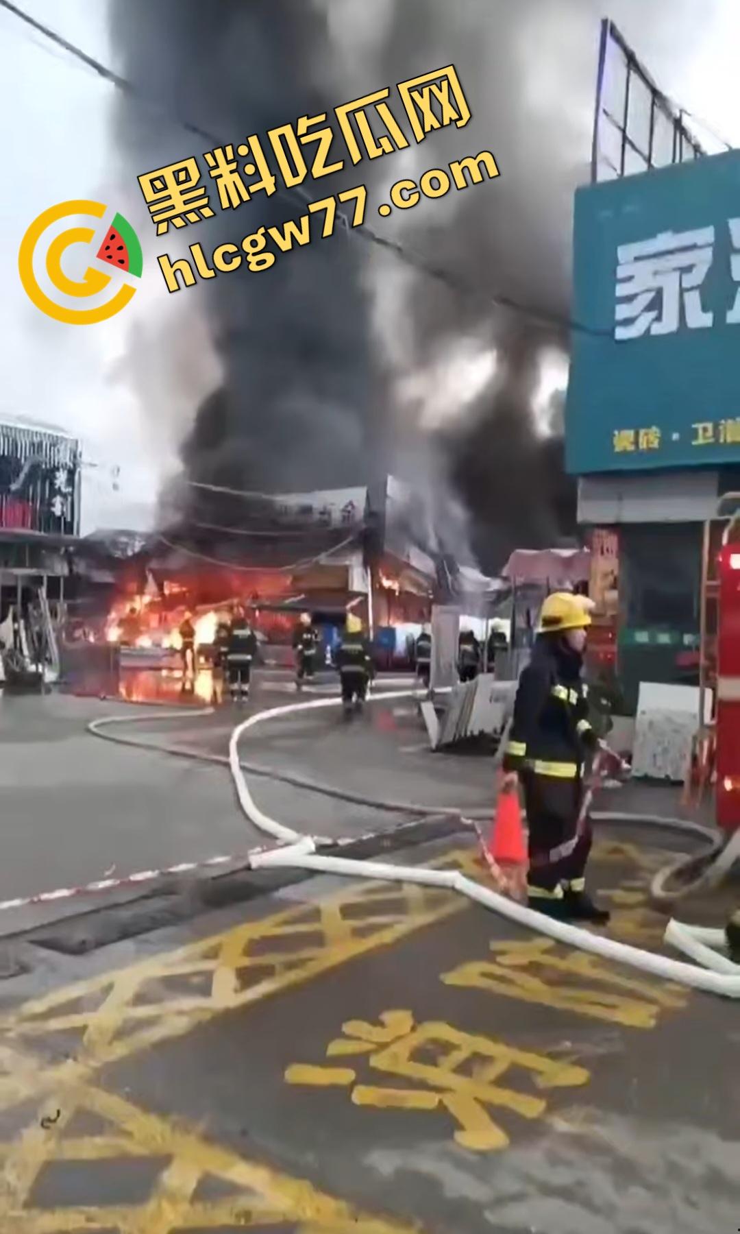 昨日百色平果建材市场炸裂危机!易燃品堆成火山,一点火星秒变末日炼狱火葬场!走路慢的老奶奶差点被烧没!-3