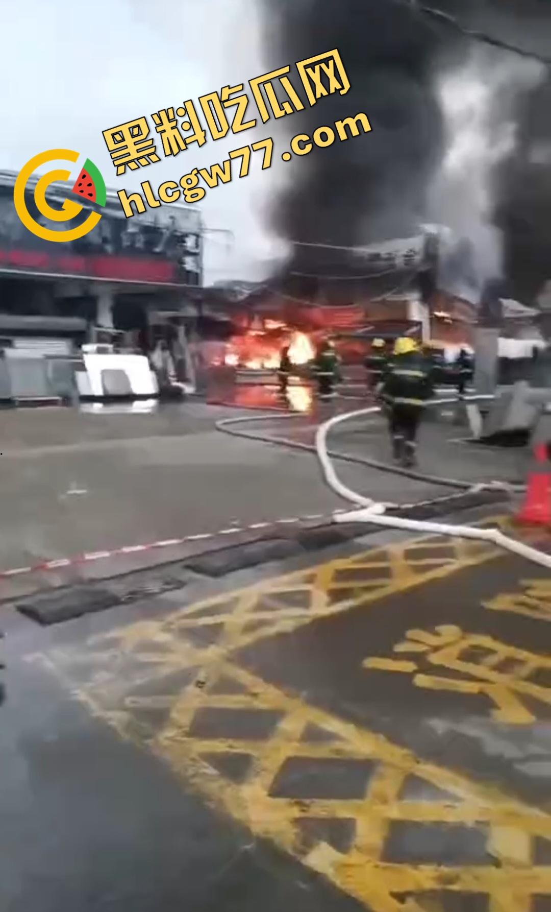 昨日百色平果建材市场炸裂危机!易燃品堆成火山,一点火星秒变末日炼狱火葬场!走路慢的老奶奶差点被烧没!-4