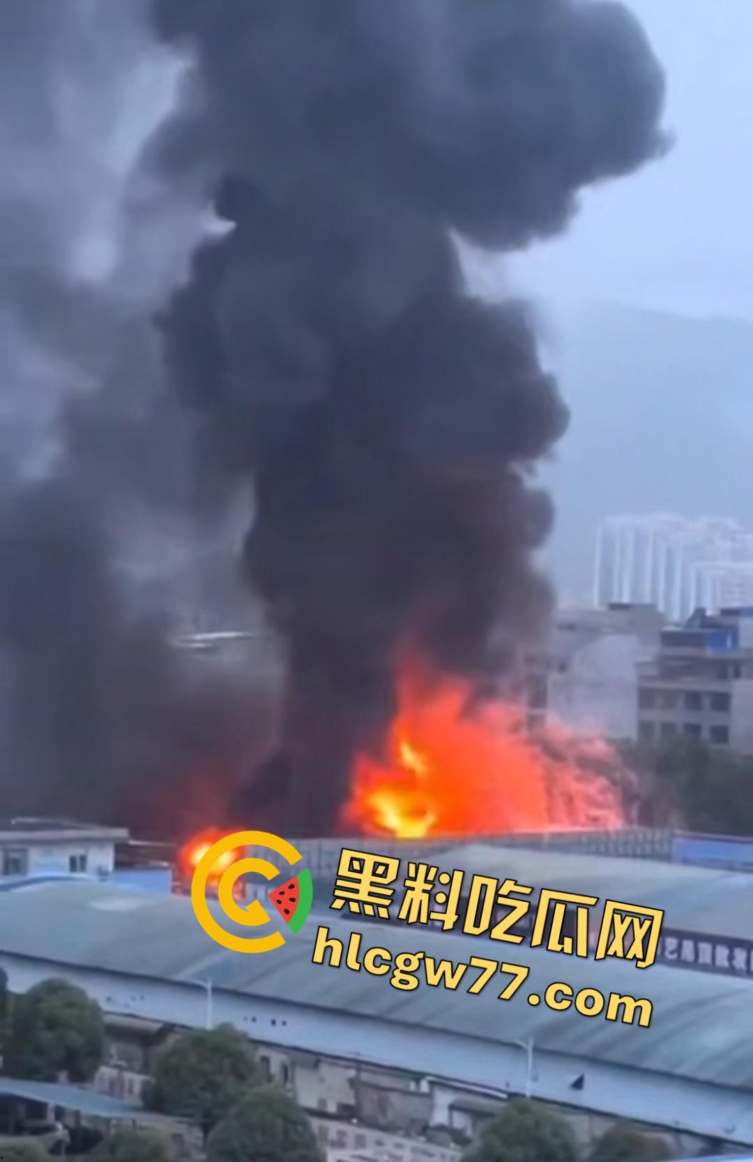昨日百色平果建材市场炸裂危机!易燃品堆成火山,一点火星秒变末日炼狱火葬场!走路慢的老奶奶差点被烧没!-6