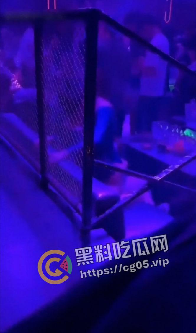 成都PH酒吧大瓜!陌生男女蹦迪式操逼 跟着音乐节奏来 旁边还在狠狠的抠-5