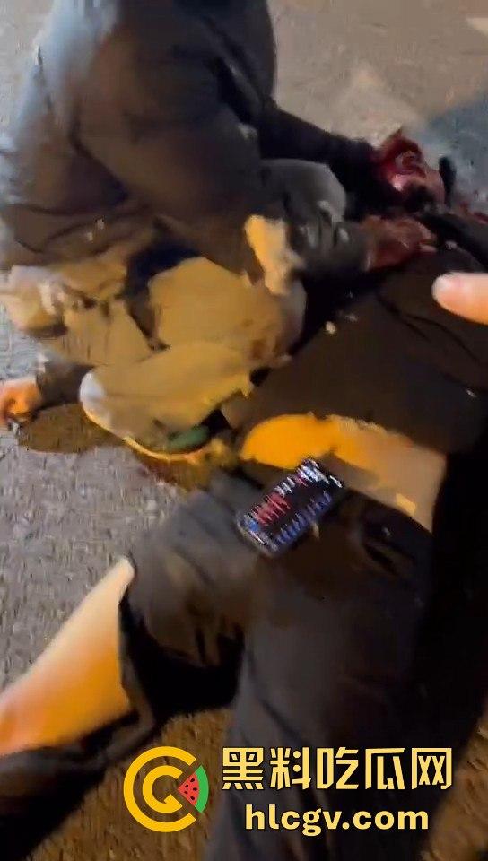 西安立交桥两男子醉酒骑摩托撞护栏，一男子爆头止血，没想到面包车又来补一刀！-4