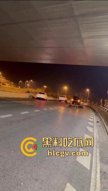 西安立交桥两男子醉酒骑摩托撞护栏，一男子爆头止血，没想到面包车又来补一刀！-6