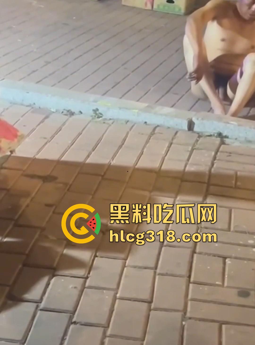 青岛黄岛深夜街头惊现裸男!夜市街区全裸打滚,貌似是喝酒导致的,这哥们儿醉态百出!-3