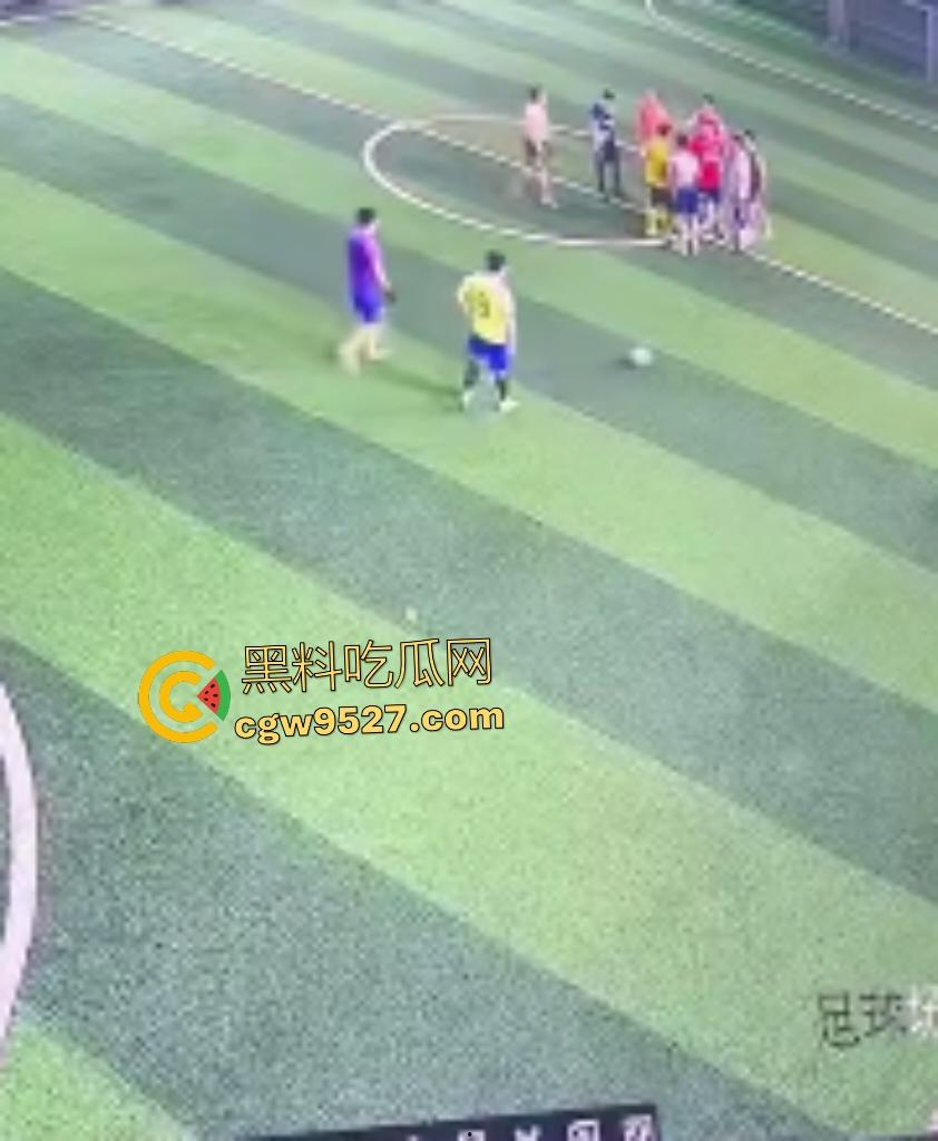 广西散打冠军灰衣男足球场血虐黄衣莽夫！两三成功力一拳爆鼻血，黄衣挑衅秒跪！-1