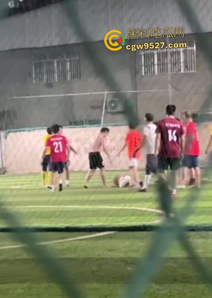 广西散打冠军灰衣男足球场血虐黄衣莽夫！两三成功力一拳爆鼻血，黄衣挑衅秒跪！-4