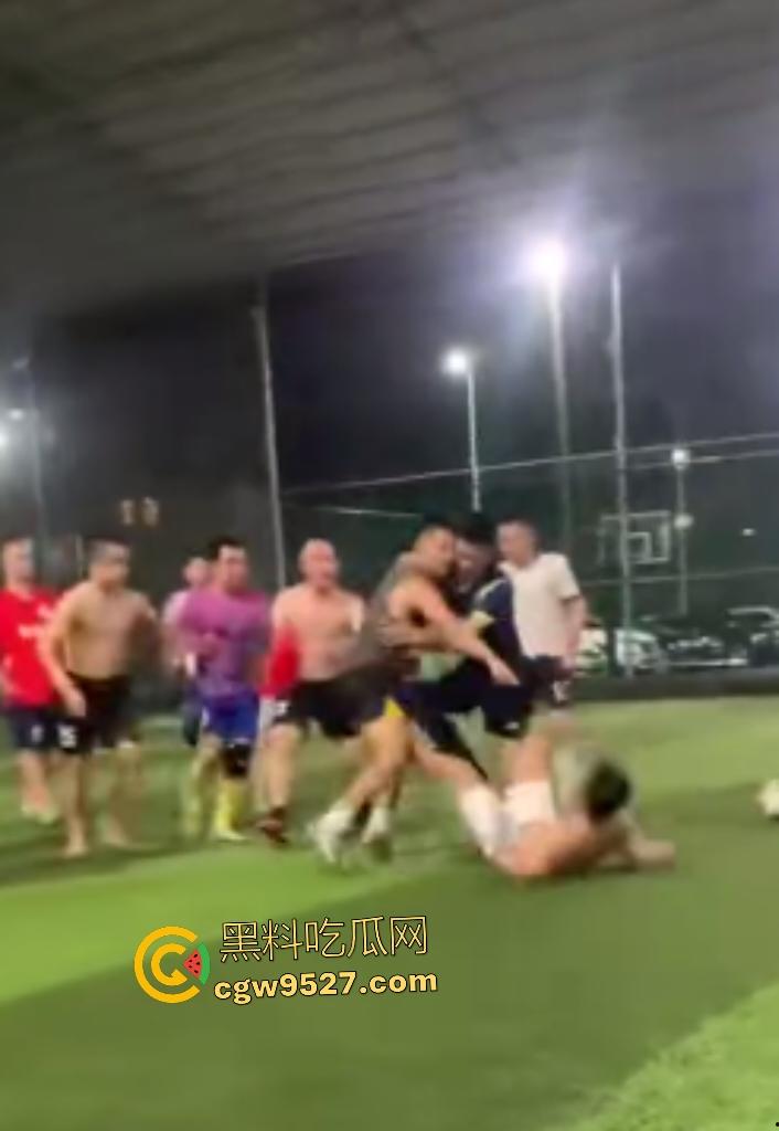 广西散打冠军灰衣男足球场血虐黄衣莽夫！两三成功力一拳爆鼻血，黄衣挑衅秒跪！-8