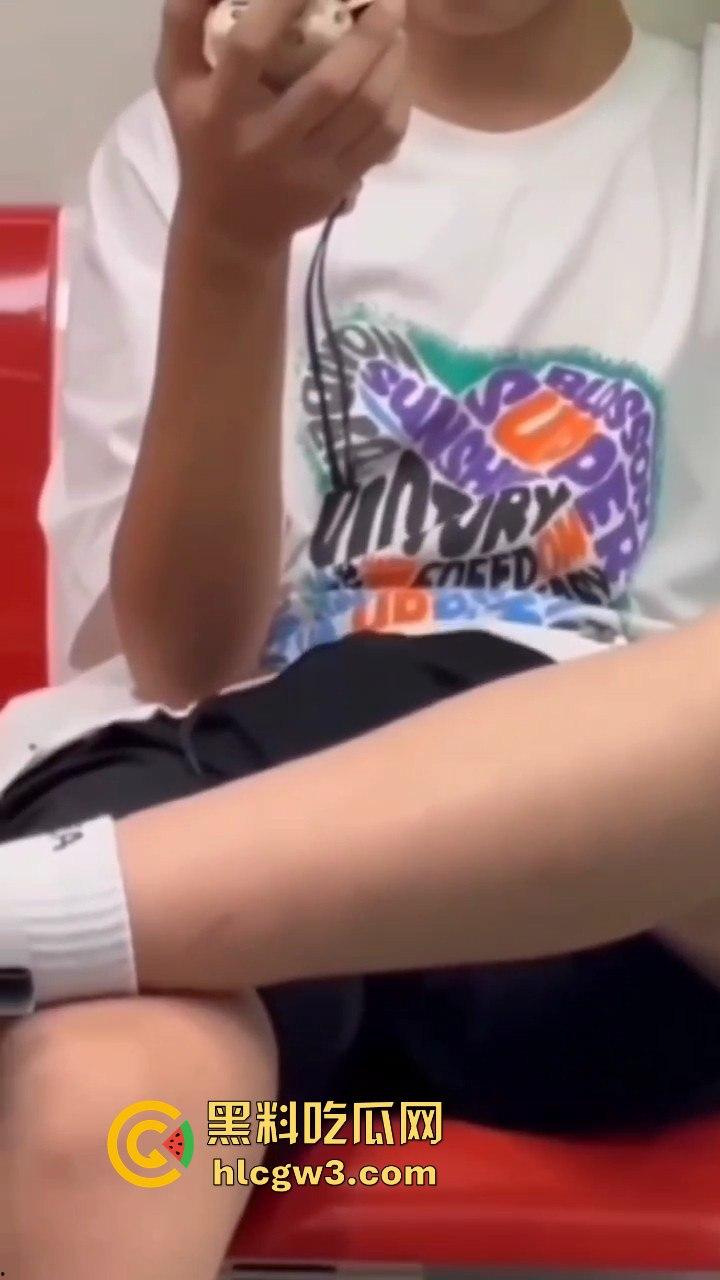 杭州地铁惊现飞机侠，哥们地铁上直接撸管，瘾大得逆天，旁若无人狠导，真特么绝了！-7