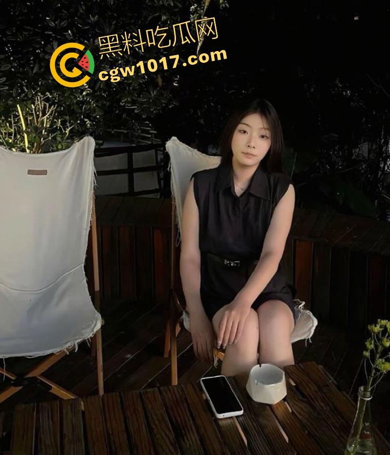 深圳农业银行柜员【林默莉】为求业绩下班幽会金主，不为错过每个业务，边跟大哥做爱边接电话，露脸骑乘反差拉满!-1