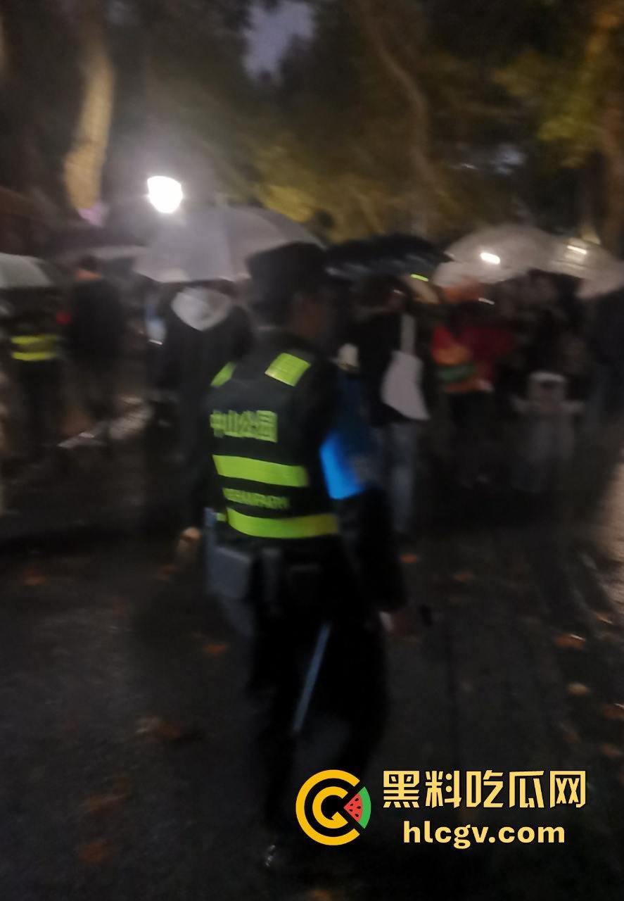 上海中山公园coser夜晚集体发疯,唱歌玩得嗨被带走!场面混乱如甄嬛传翻拍!-15