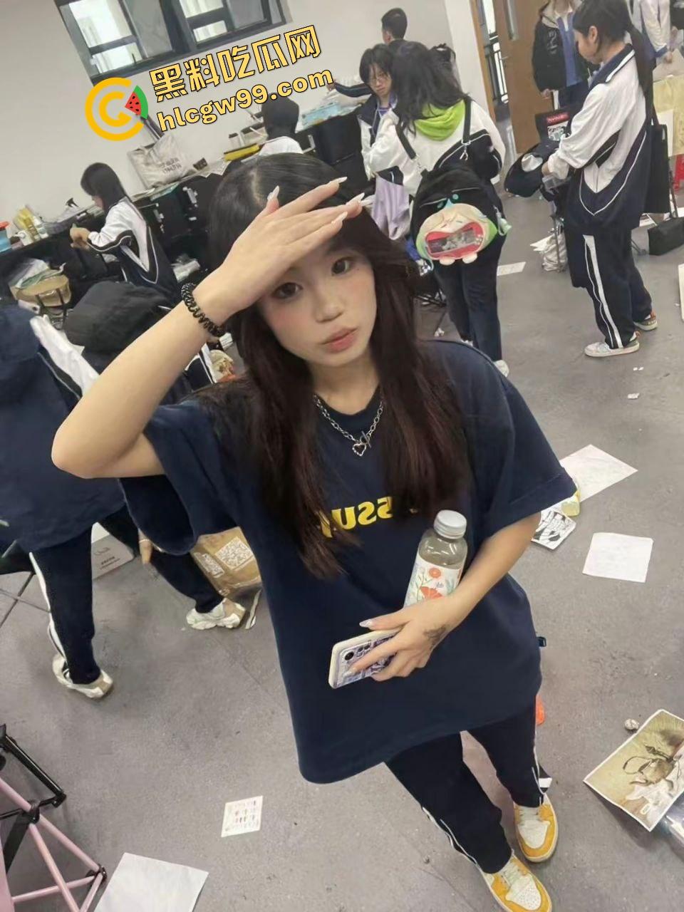 重庆艺术学校清纯嫩妹【何颖】沐浴露洗澡露奶露逼,镜子前无套后入 扶墙淫荡做爱!独家曝光流出!-1