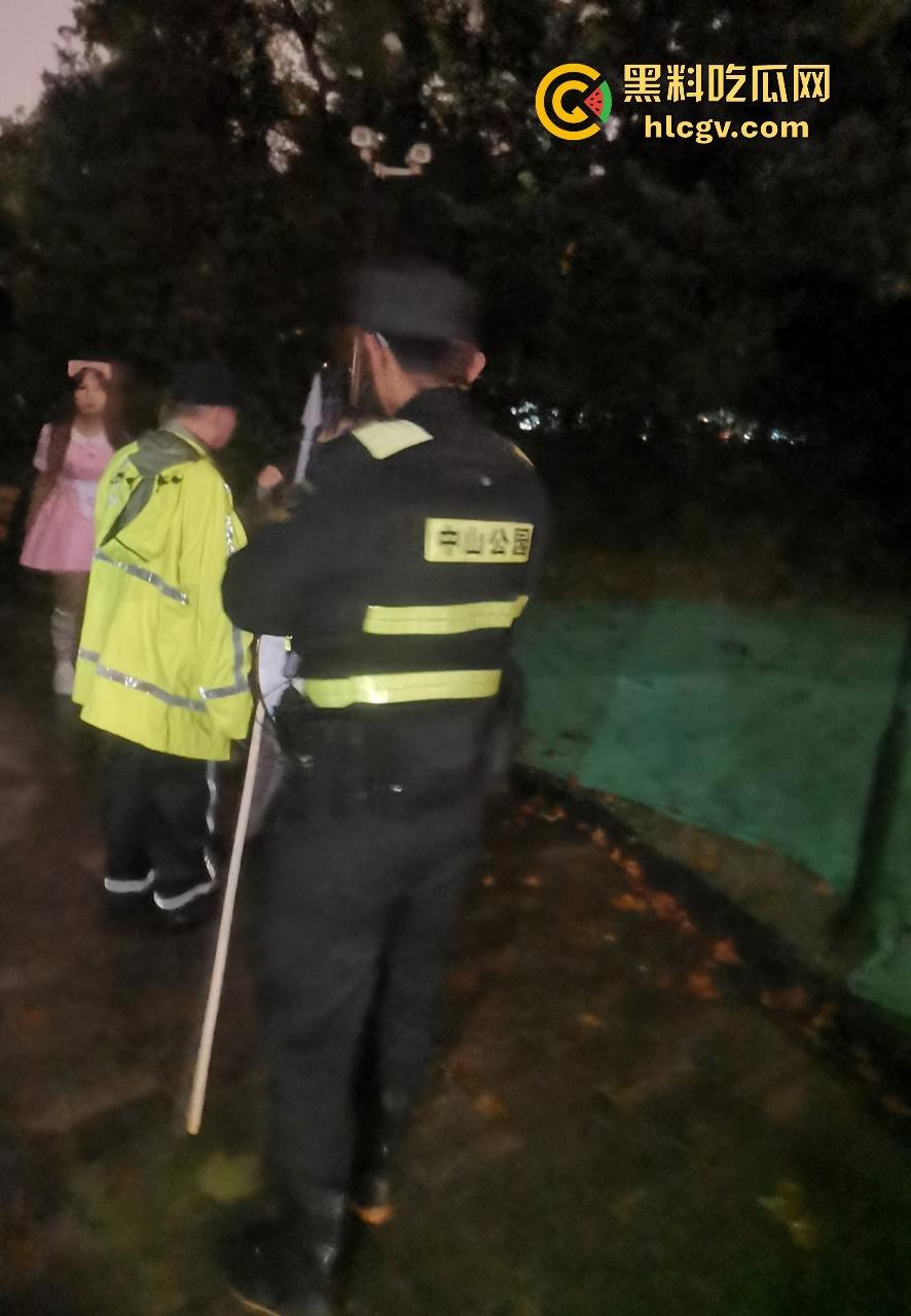 上海中山公园coser夜晚集体发疯,唱歌玩得嗨被带走!场面混乱如甄嬛传翻拍!-18