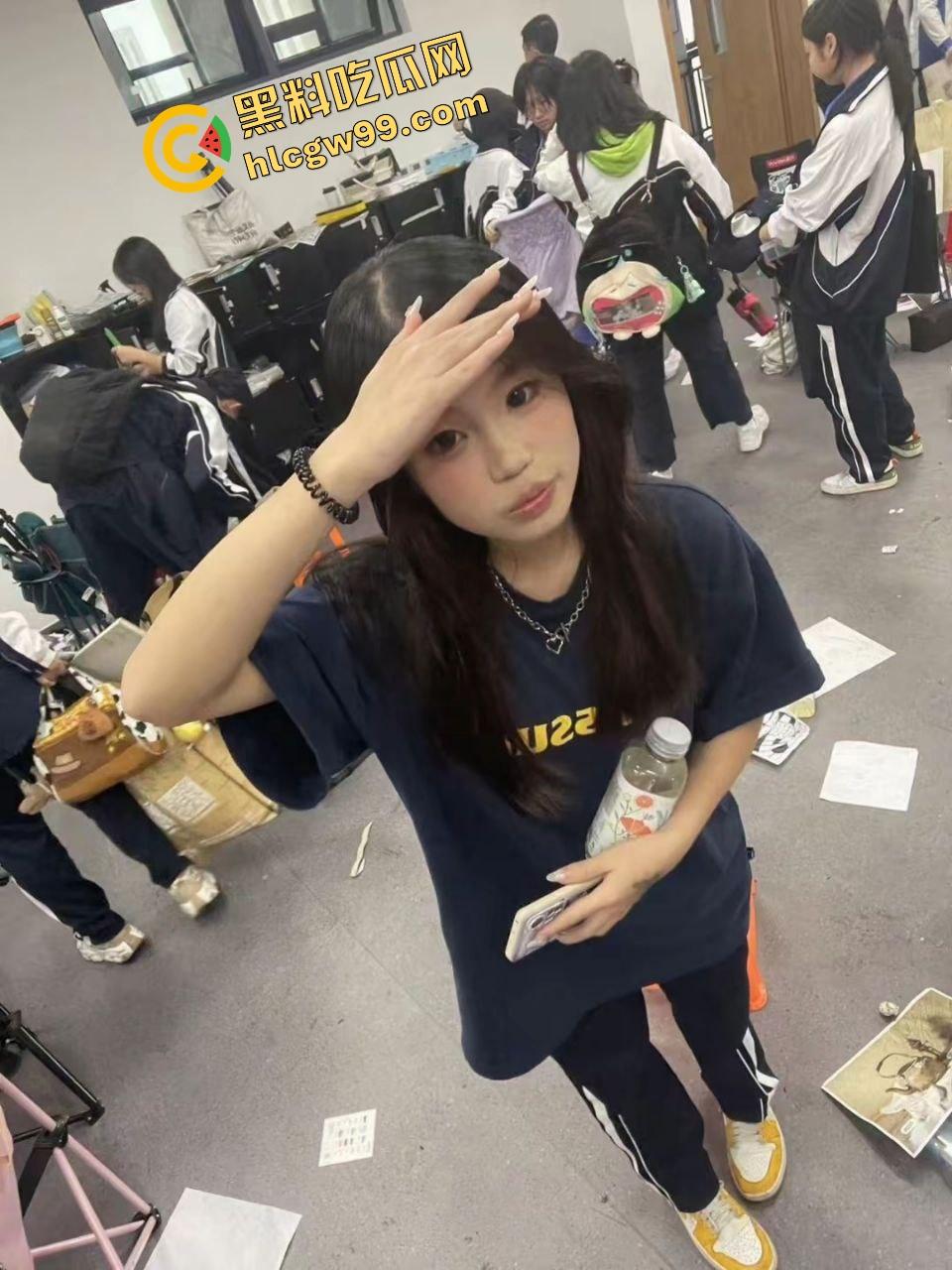 重庆艺术学校清纯嫩妹【何颖】沐浴露洗澡露奶露逼,镜子前无套后入 扶墙淫荡做爱!独家曝光流出!-3