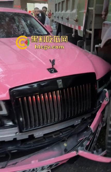 独家爆料!全网找的粉色劳斯莱斯车主现身!潮汕富婆朱根草,撞大货车全责判司机,赔偿费恐破百万!-13