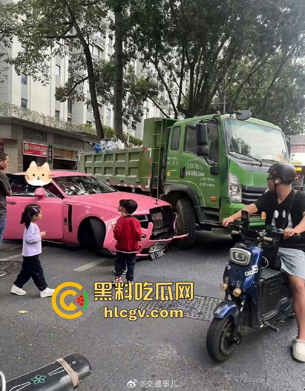 独家爆料!全网找的粉色劳斯莱斯车主现身!潮汕富婆朱根草,撞大货车全责判司机,赔偿费恐破百万!-14