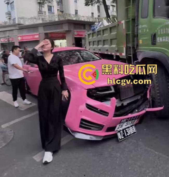 独家爆料!全网找的粉色劳斯莱斯车主现身!潮汕富婆朱根草,撞大货车全责判司机,赔偿费恐破百万!-15