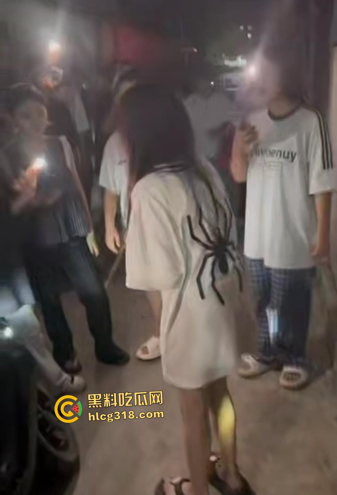 潮汕精神小妹为爱作妖!浪漫情债引群殴小三,扫把狂抽小三屁股,被打的想回家找妈妈!-1