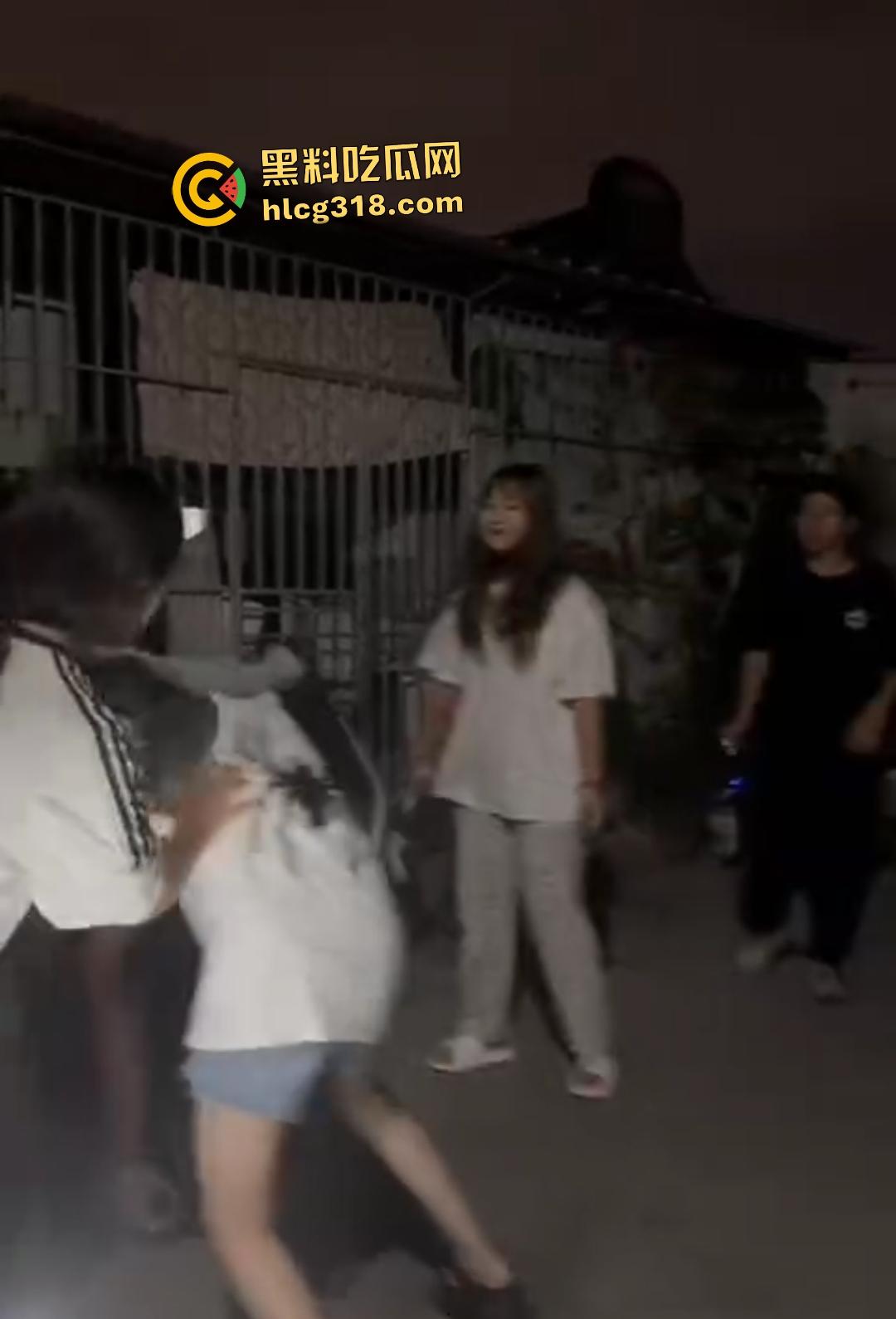 潮汕精神小妹为爱作妖!浪漫情债引群殴小三,扫把狂抽小三屁股,被打的想回家找妈妈!-4