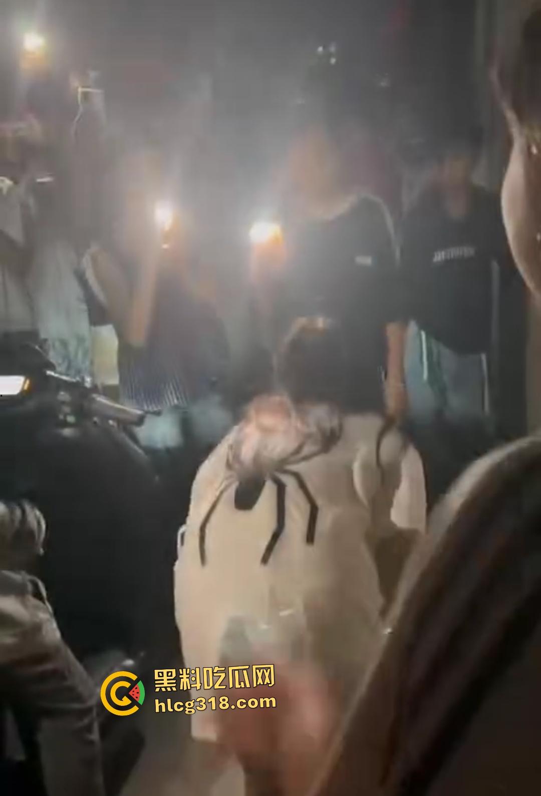 潮汕精神小妹为爱作妖!浪漫情债引群殴小三,扫把狂抽小三屁股,被打的想回家找妈妈!-6