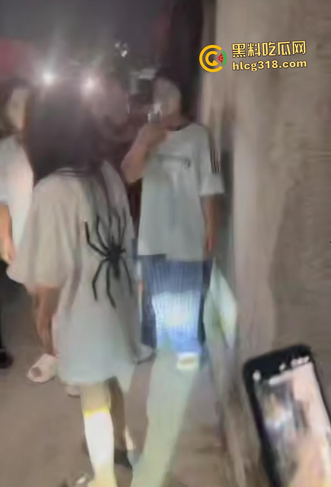 潮汕精神小妹为爱作妖!浪漫情债引群殴小三,扫把狂抽小三屁股,被打的想回家找妈妈!-8