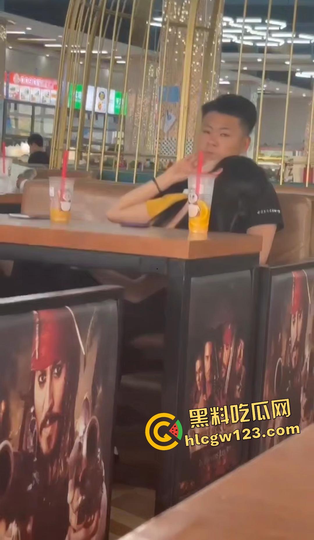 青岛技师学院食堂惊爆狗男女口交,蜜雪冰城边喝边舔,精子果茶就此诞生!-4